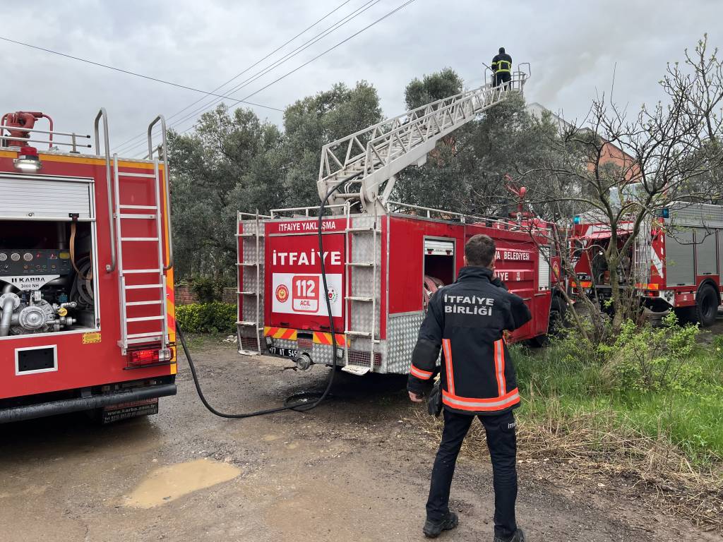 Yalova'da İki Katlı Binada Yangın: Üst Kat Kullanılamaz Hale Geldi