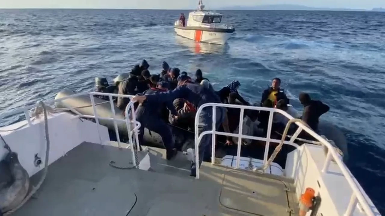 İzmir Çeşme'de 5'i Çocuk 27 Düzensiz Göçmen Yakalandı