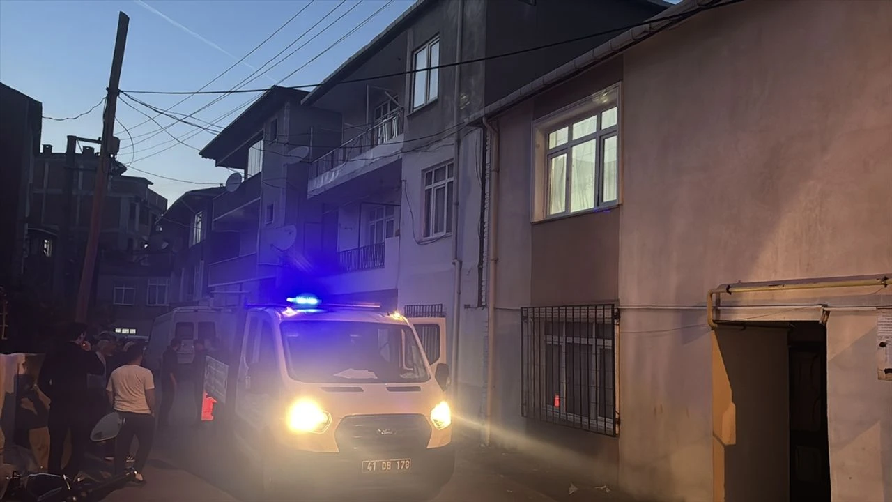 Kocaeli Darıca'da Çatlak Tespit Edilen 3 Katlı Bina Boşaltıldı