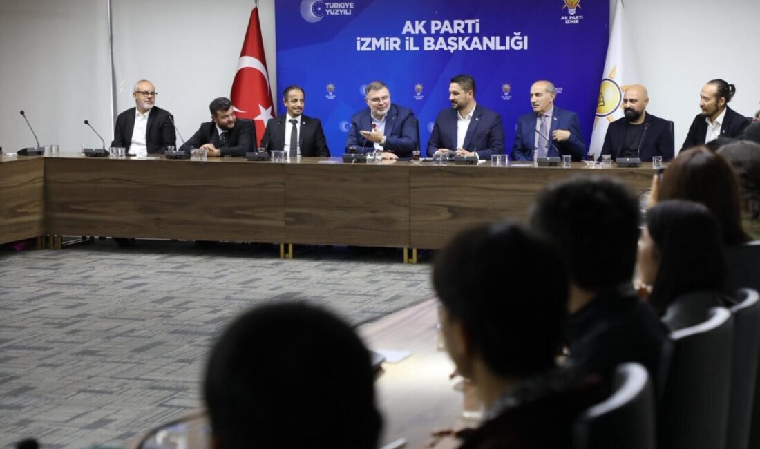 AK Parti İzmir'de Türkmen Katılımı: Yeni Üyelere Rozet Töreni