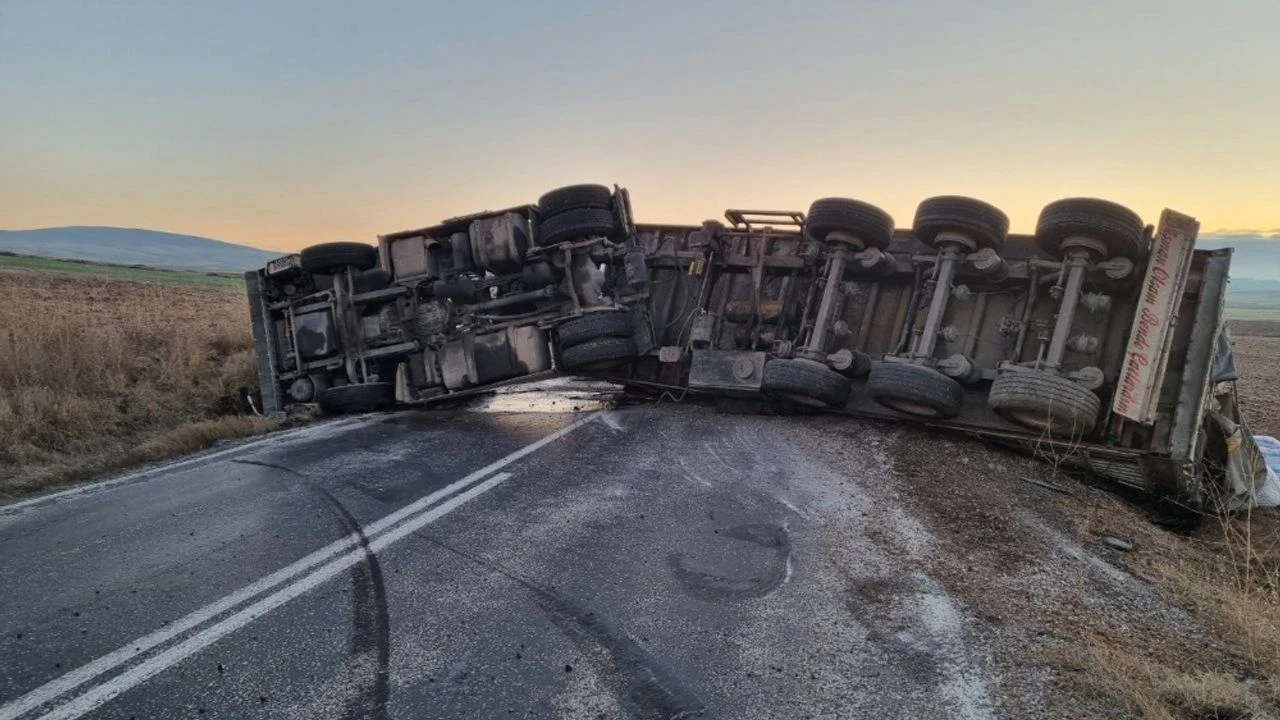 Çorum'da Yem Yüklü Tır Devrildi: Sürücü Yaralandı, Yol Trafiğe Kapandı