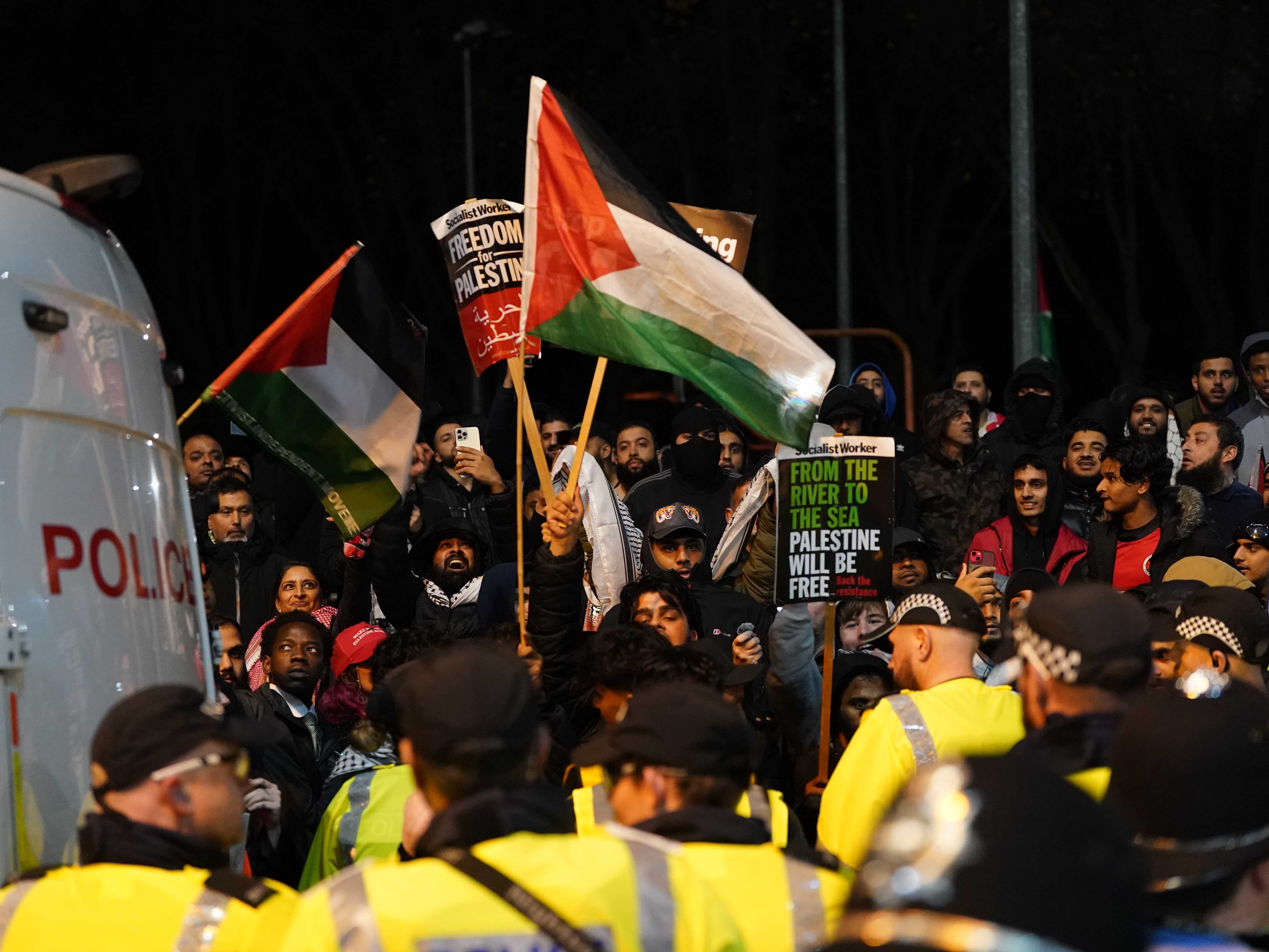 İsrail'in Futboldan Men Edilmesini İsteyen Binlerce Kişi Birmingham'da Toplandı