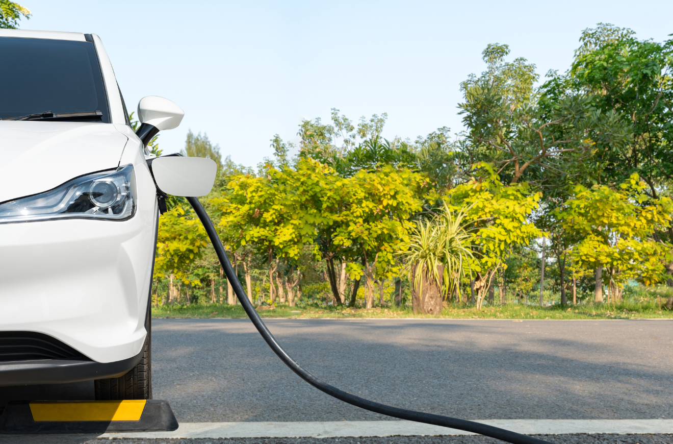 Geleneksel motorlu araç satışları düşerken, elektrikliyle hibritler vites yükseltiyor
