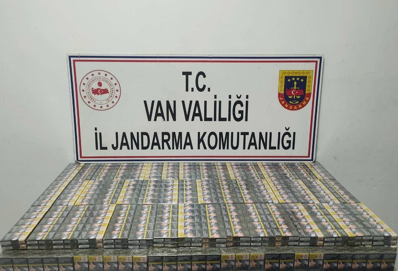 Van Başkale'de 1980 paket kaçak sigara ele geçirildi