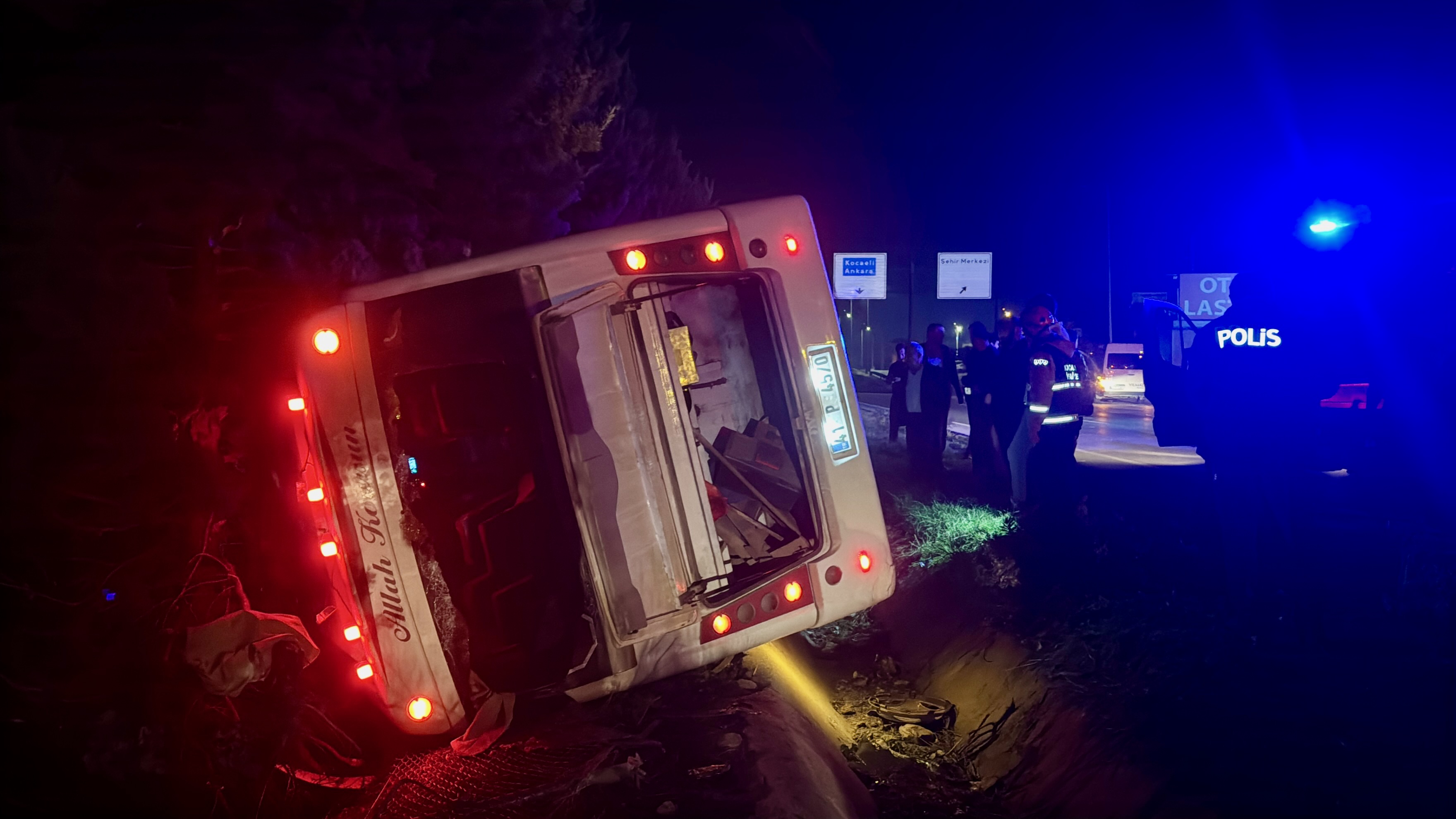 Kocaeli'de işçi servisi ile otomobilin çarpıştığı kazada 8 kişi yaralandı