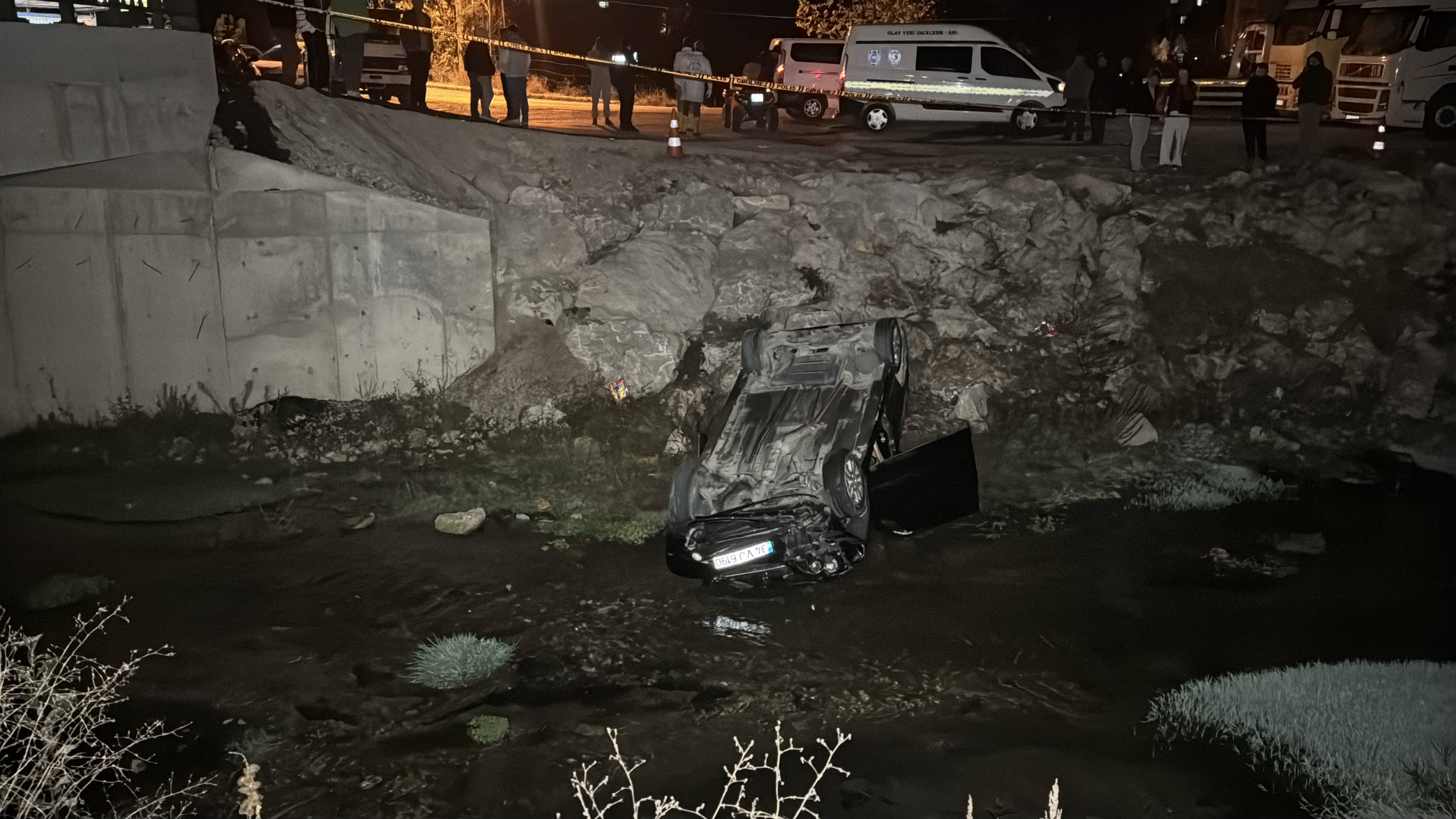 Karabük'te dereye devrilen otomobildeki 1 kişi öldü, 1 kişi yaralandı