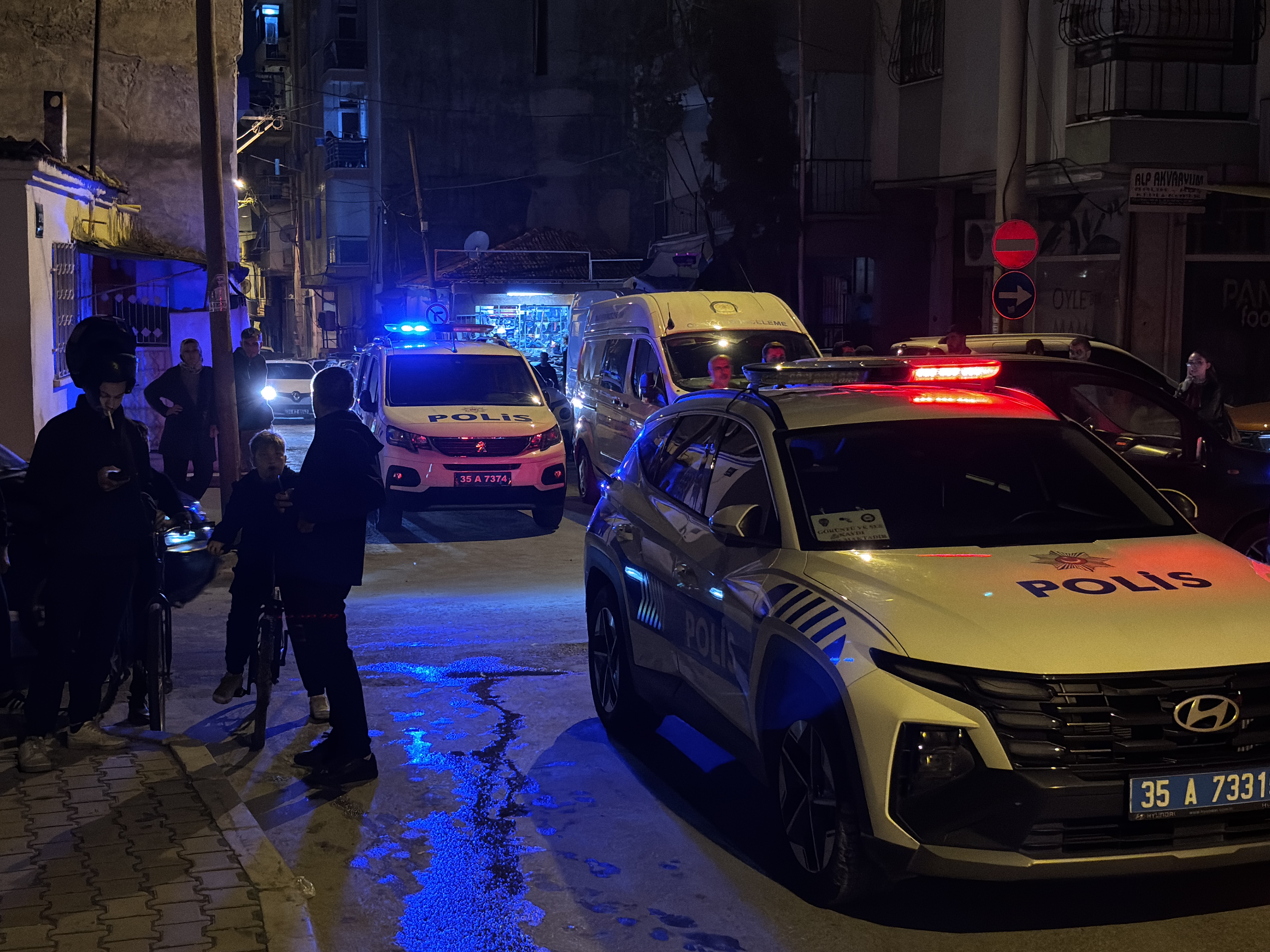 İzmir'de silahlı saldırıya uğrayan 1 kişi öldü, 3 kişi yaralandı