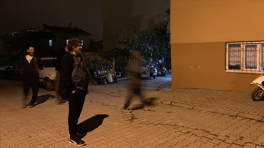 Deprem mi oldu? Balıkesir'in Sındırgı ilçesi art arda sallandı!
