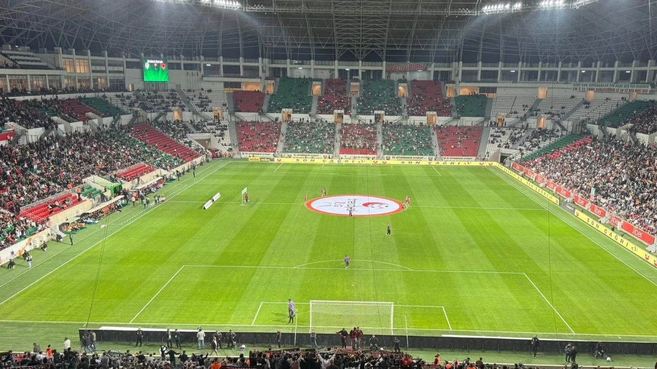 Amed Sportif Faaliyetler, 5 Futbolcunun Sözleşmesini Feshetti