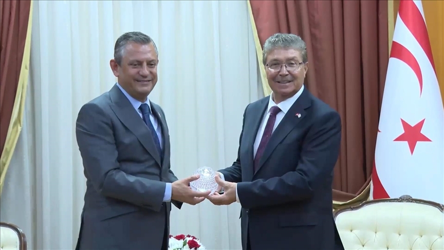 CHP Genel Başkanı Özel, KKTC Başbakanı Üstel'i Ziyaret Etti