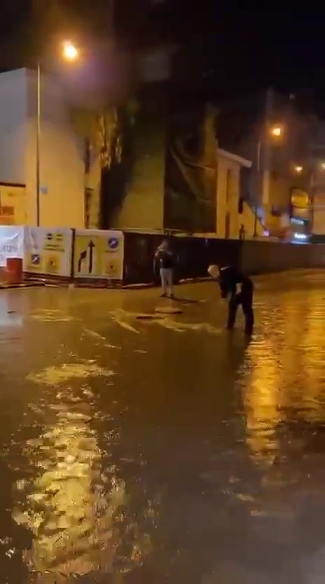 Hatay'da Şiddetli Sağanak: Cadde ve Sokaklar Göle Döndü