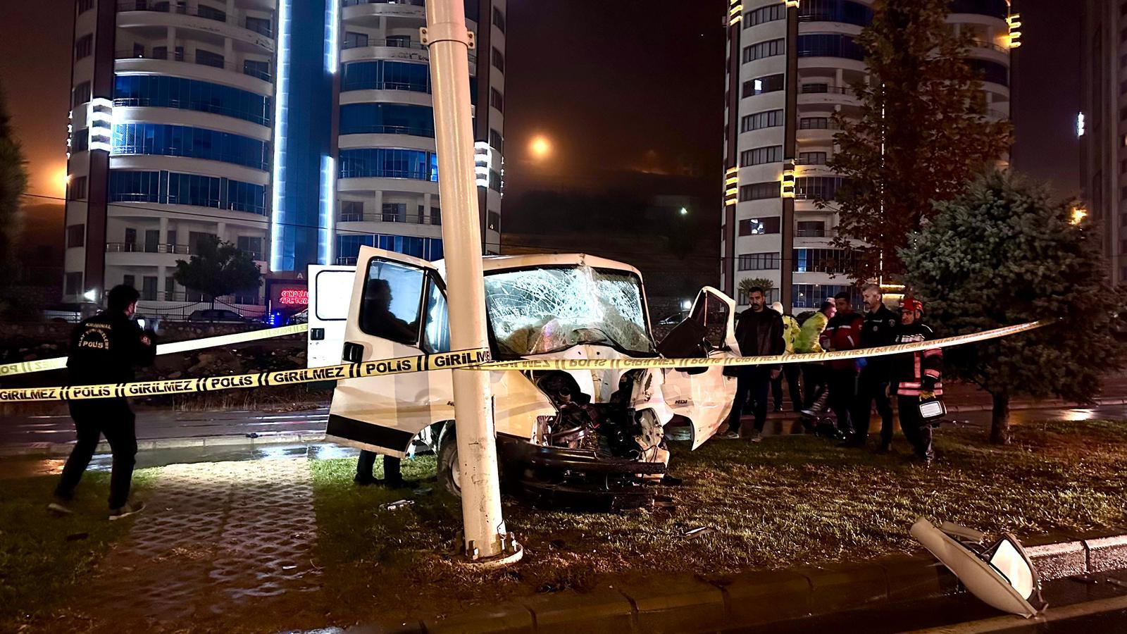 Malatya'da Minibüs Kazası: 18 Yaşındaki Sürücü Hayatını Kaybetti