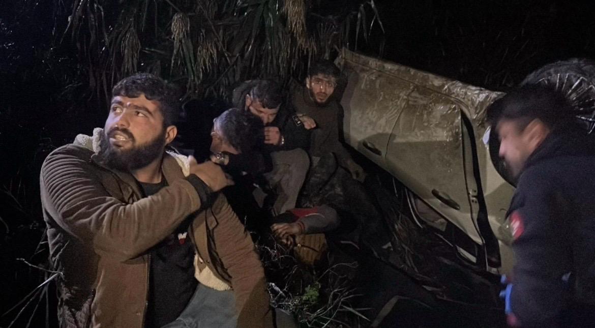 Hatay'da Polisten Kaçan Otomobil Devrildi: 9 Kaçak Göçmen Yakalandı