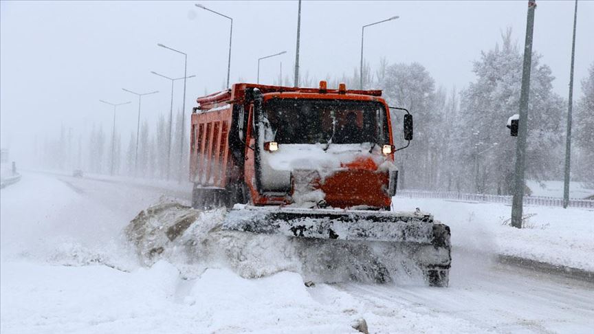 Sivas'ta kar ve tipi nedeniyle 46 köy yolu ulaşıma kapandı
