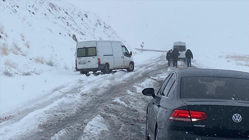 Muş'ta Kar ve Tipi Nedeniyle 14 Köy Yolu Ulaşıma Kapandı