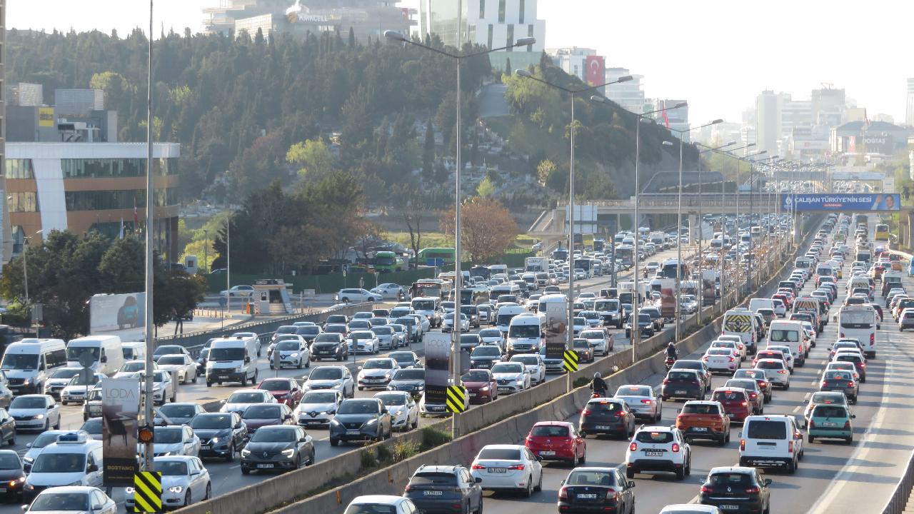 İstanbul'da Sabah Trafiği Yoğunluğu: Ara Tatil Sonrası Trafik Kilitlendi