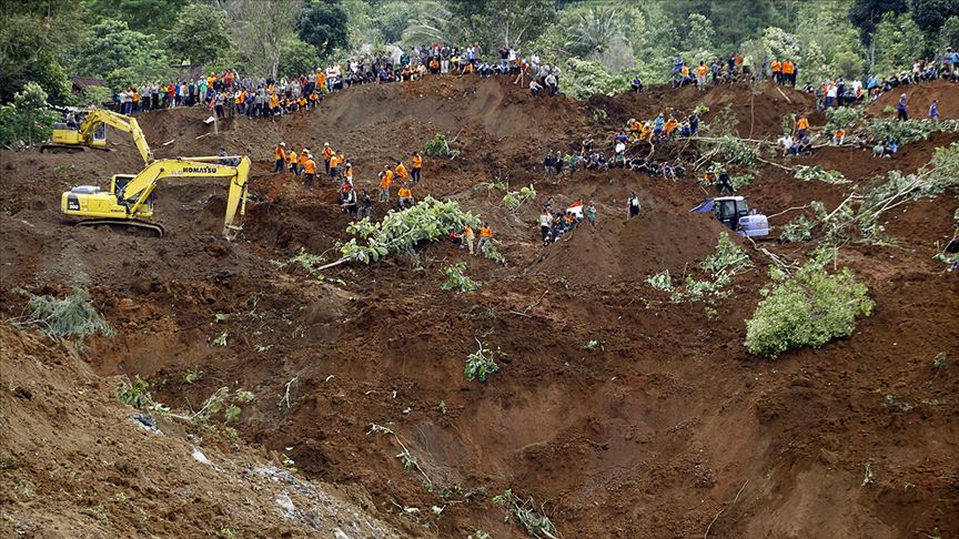 Endonezya'da toprak kayması nedeniyle ölenlerin sayısı 23'e yükseldi