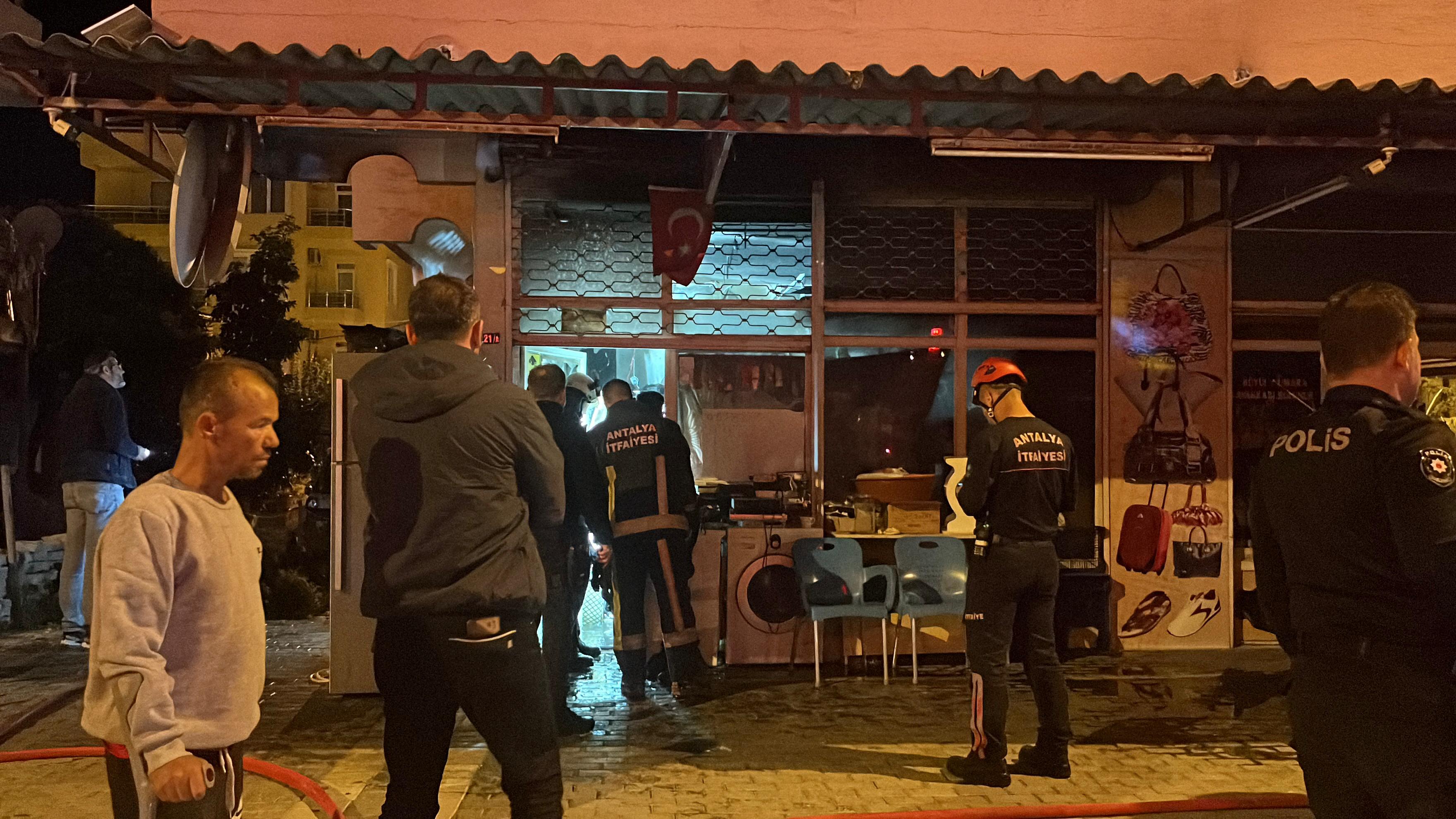 Alanya'da İş Yerinde Çıkan Yangın Söndürüldü