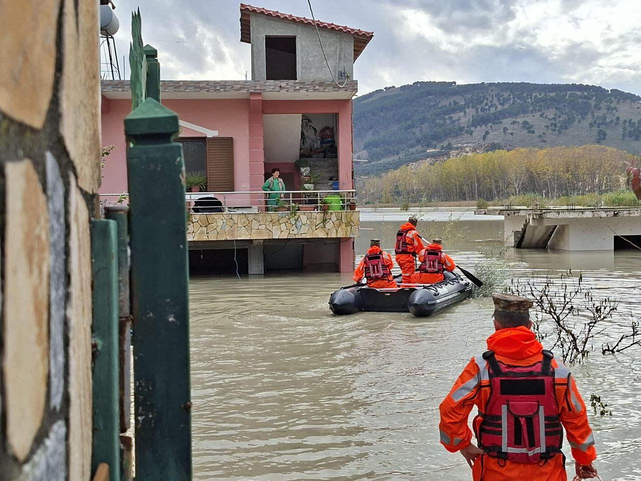 Arnavutluk'ta meydana gelen selden etkilenenler tahliye edildi