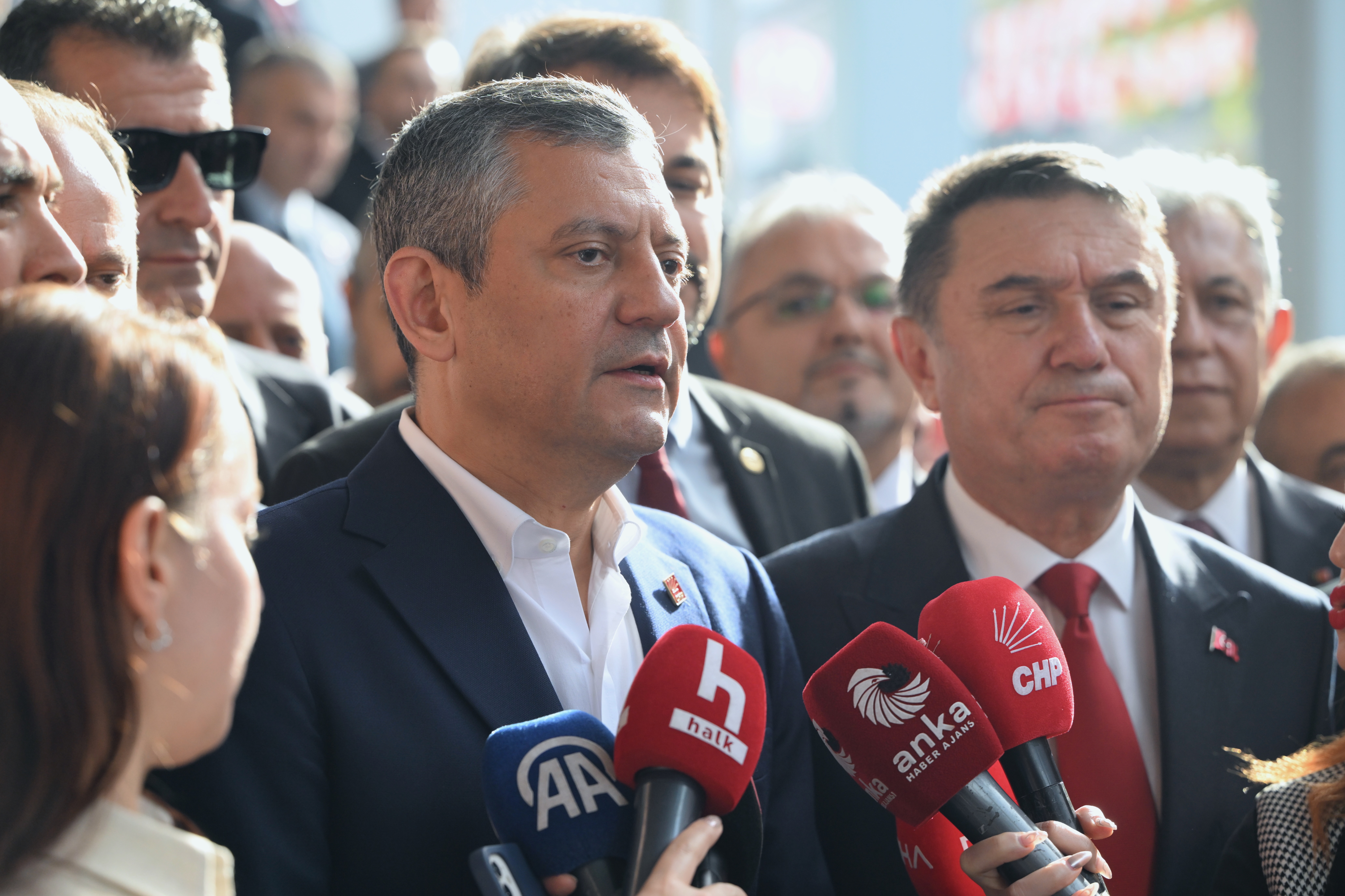 Özgür Özel'den Yavaş'a Destek: Siyasi Operasyonlara Karşı Arkasındayız