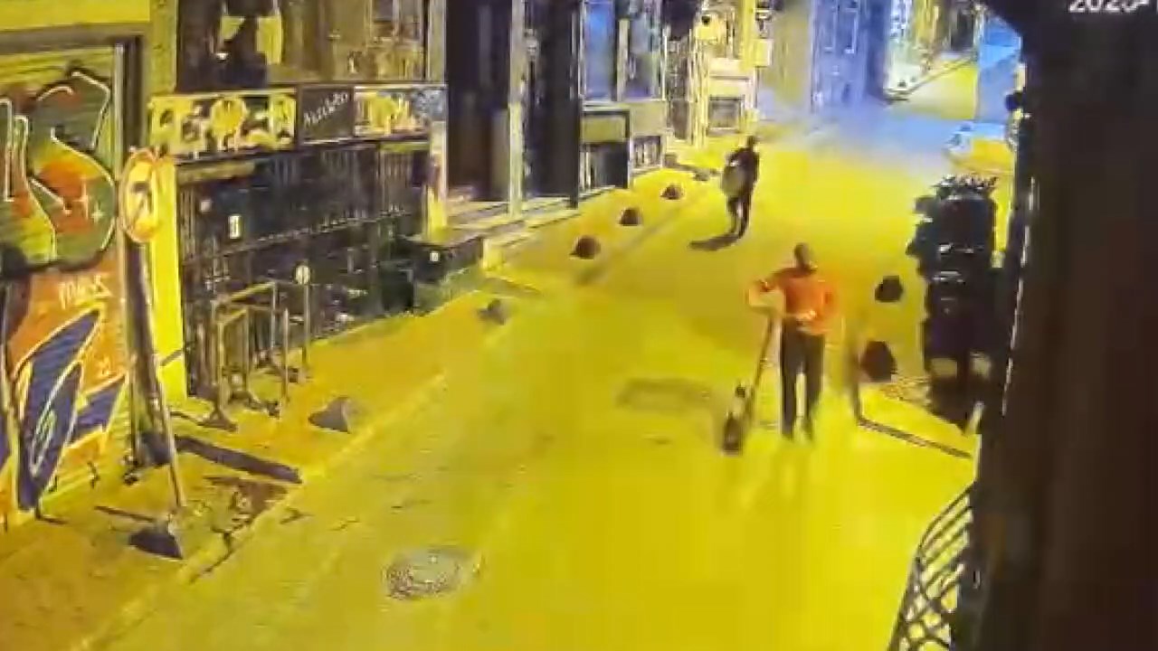 Beyoğlu'nda skuter hırsızlığı kameraya yakalandı