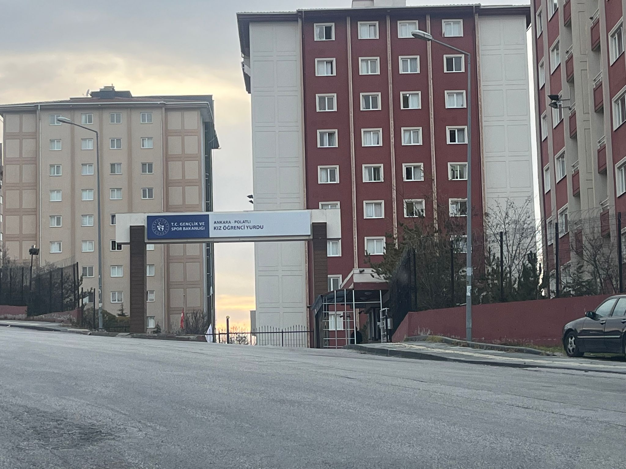 Yurdun 4'üncü katından düşen üniversite öğrencisi ağır yaralı