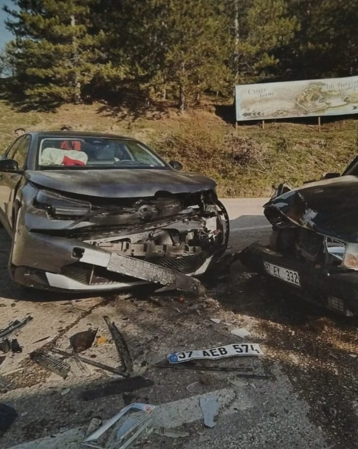 Kastamonu Azdavay kaza: İki otomobil çarpıştı, 3 yaralı