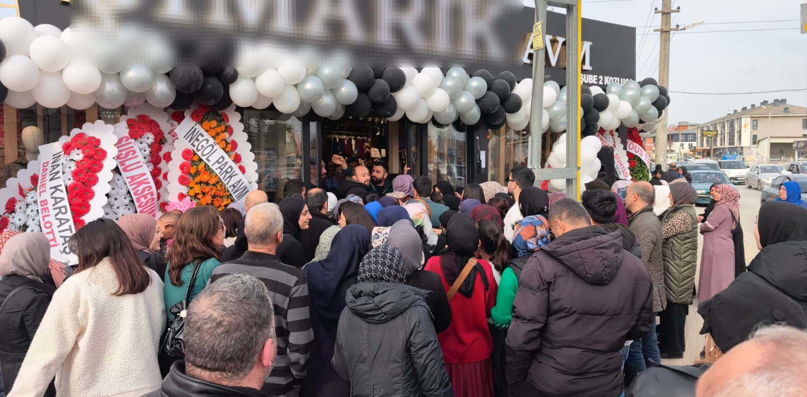 Bursa Giyim Mağazası Açılışında İzdiham Yaşandı
