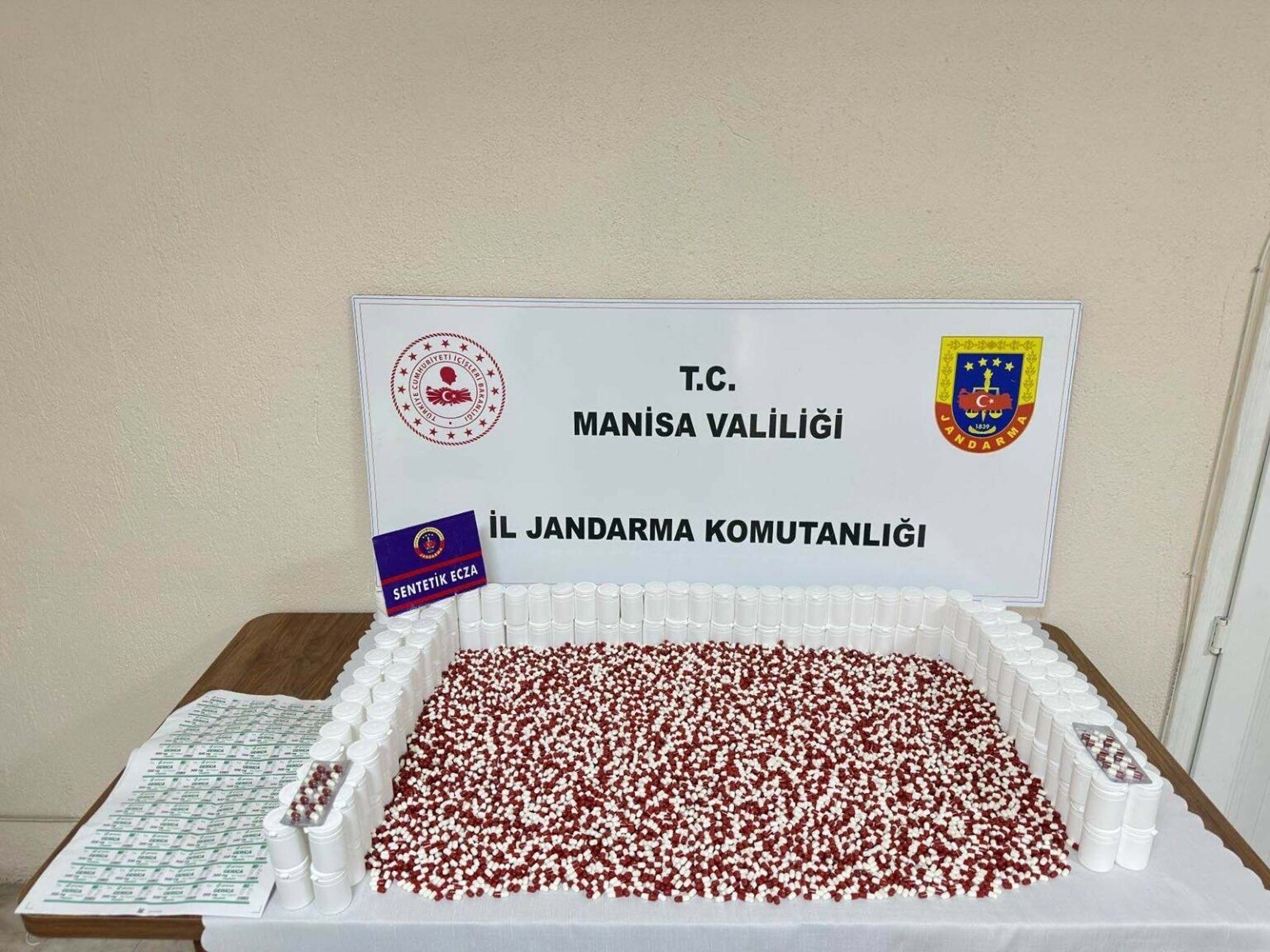 Manisa sentetik ecza operasyonu: 9 bin 140 hap ele geçirildi