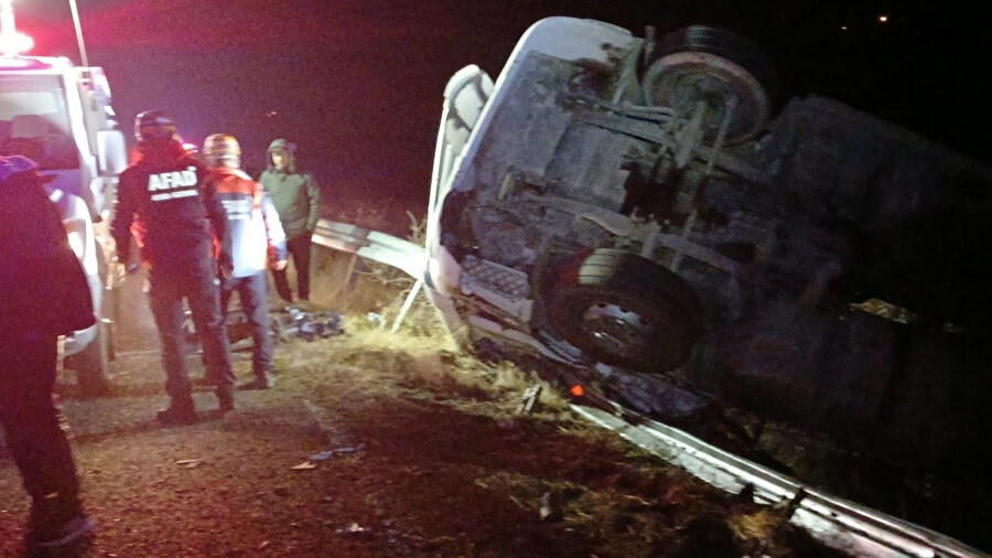 Elazığ Sivrice'de Kamyon Devrildi: Sürücü Yaralandı