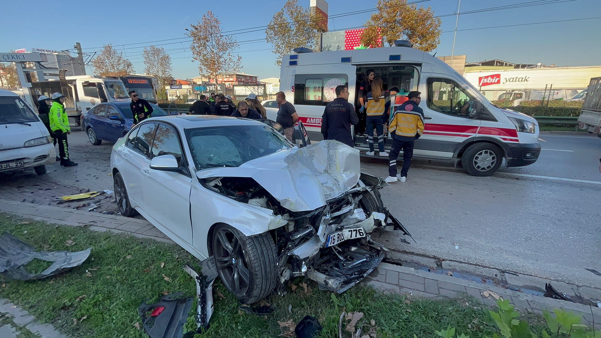 Bursa'da Yarış Halindeki İki Araç Otobüse Çarptı: 14 Yaralı