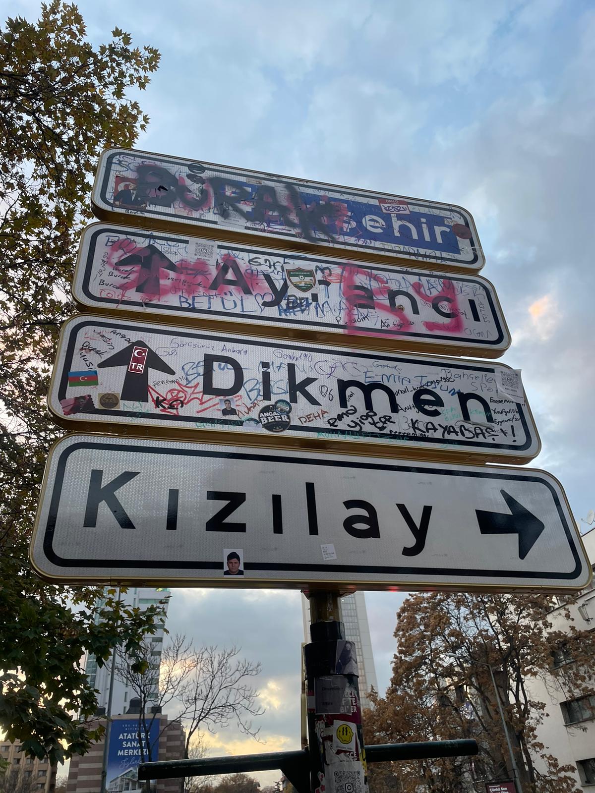 Kızılay tabelası yeniden değiştirildi, gençlerin ilgisi sürüyor