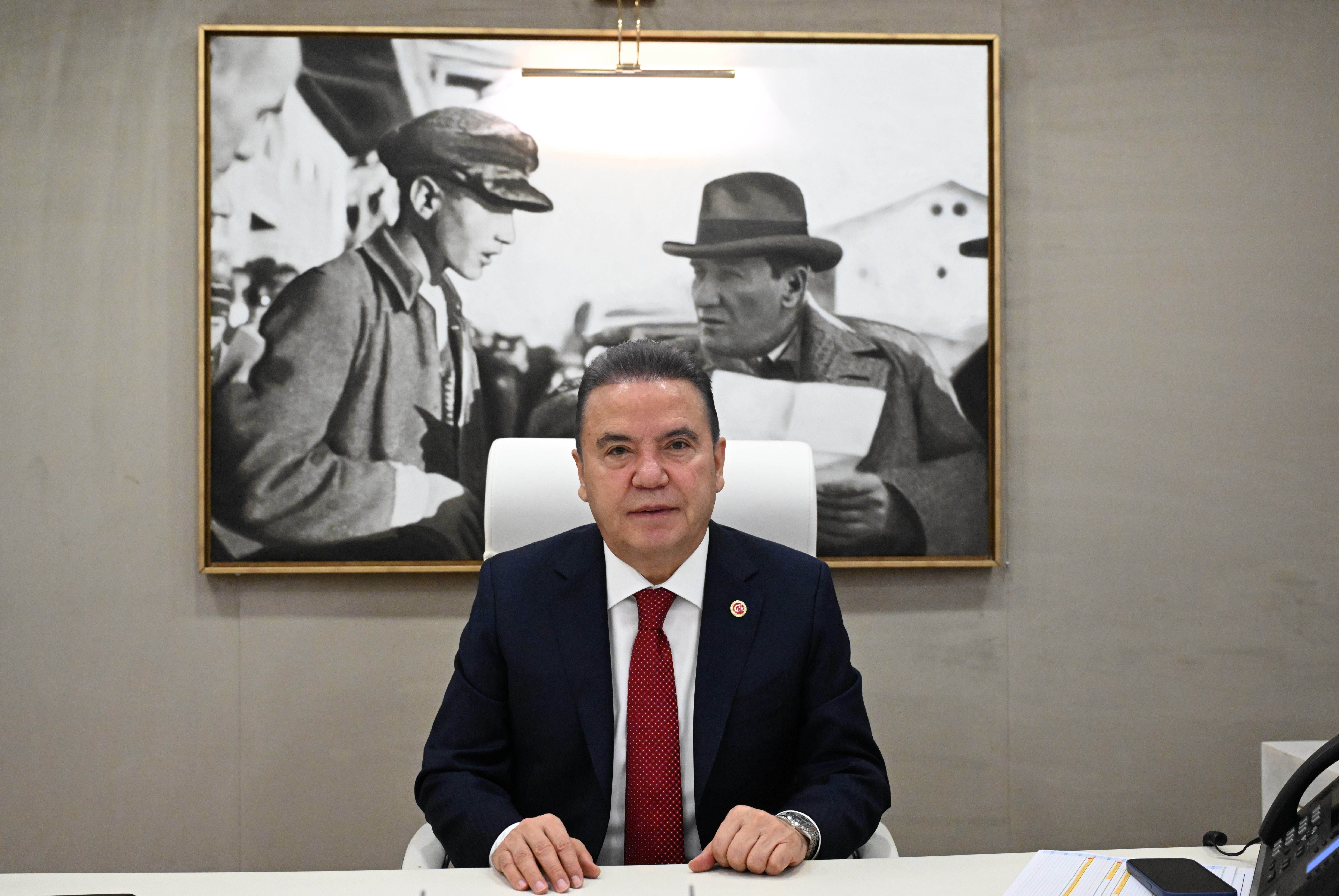 Muhittin Böcek Antalya Şehir Hastanesi'ne acil kaldırıldı