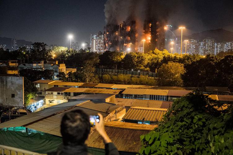 Hong Kong'da site yangını: Mahsur kalan 4 kişi hayatını kaybetti