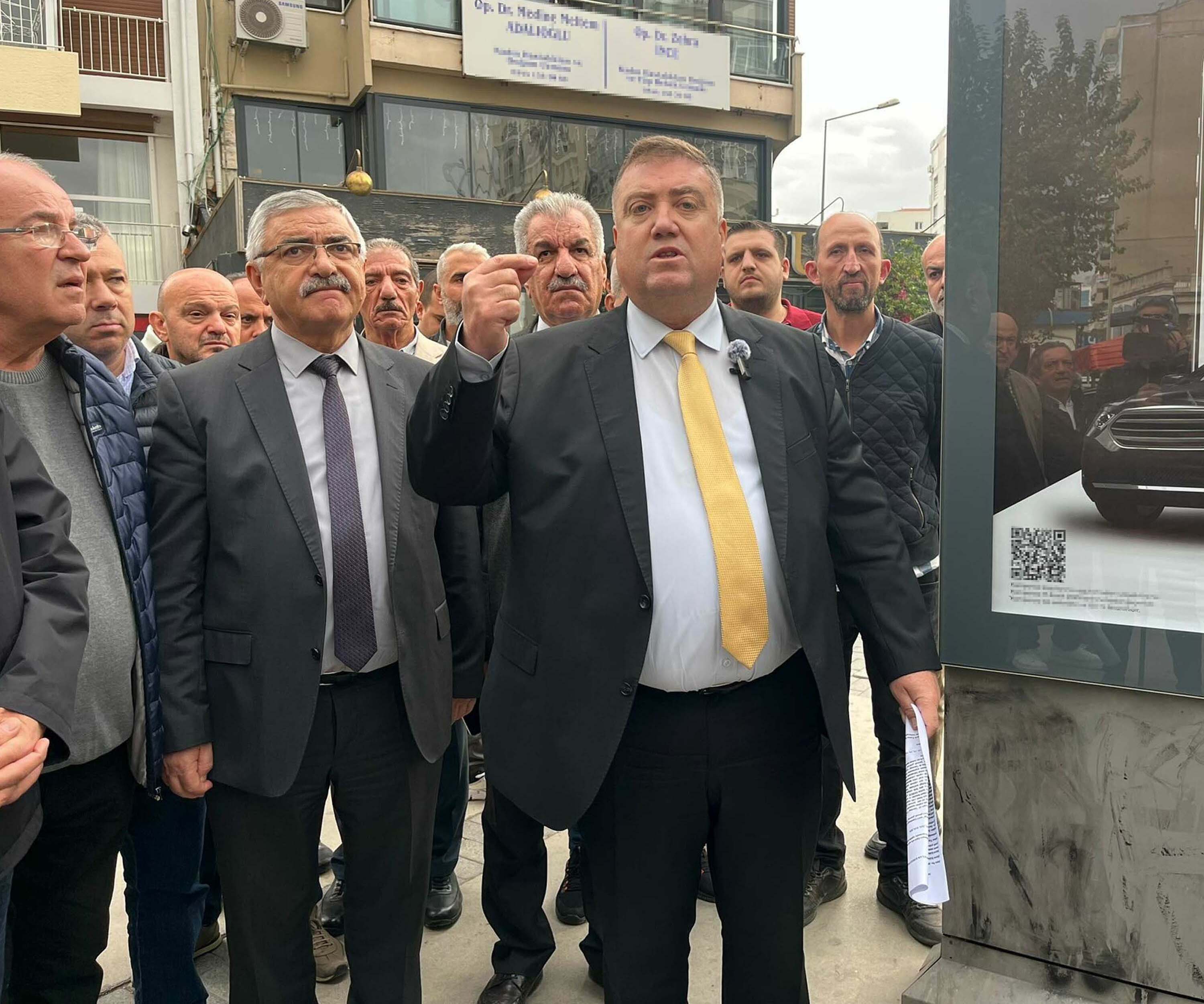 İzmir'de korsan taşımacılık reklamları tepki çekti