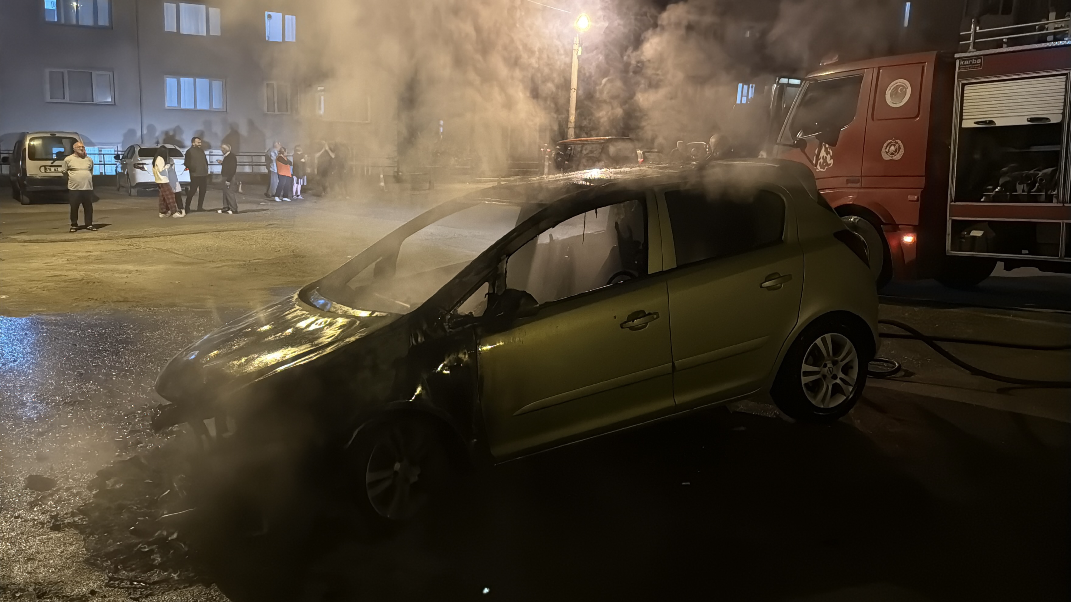Karabük'te Park Halindeki Otomobil Alev Aldı: Araç Kullanılamaz Hale Geldi
