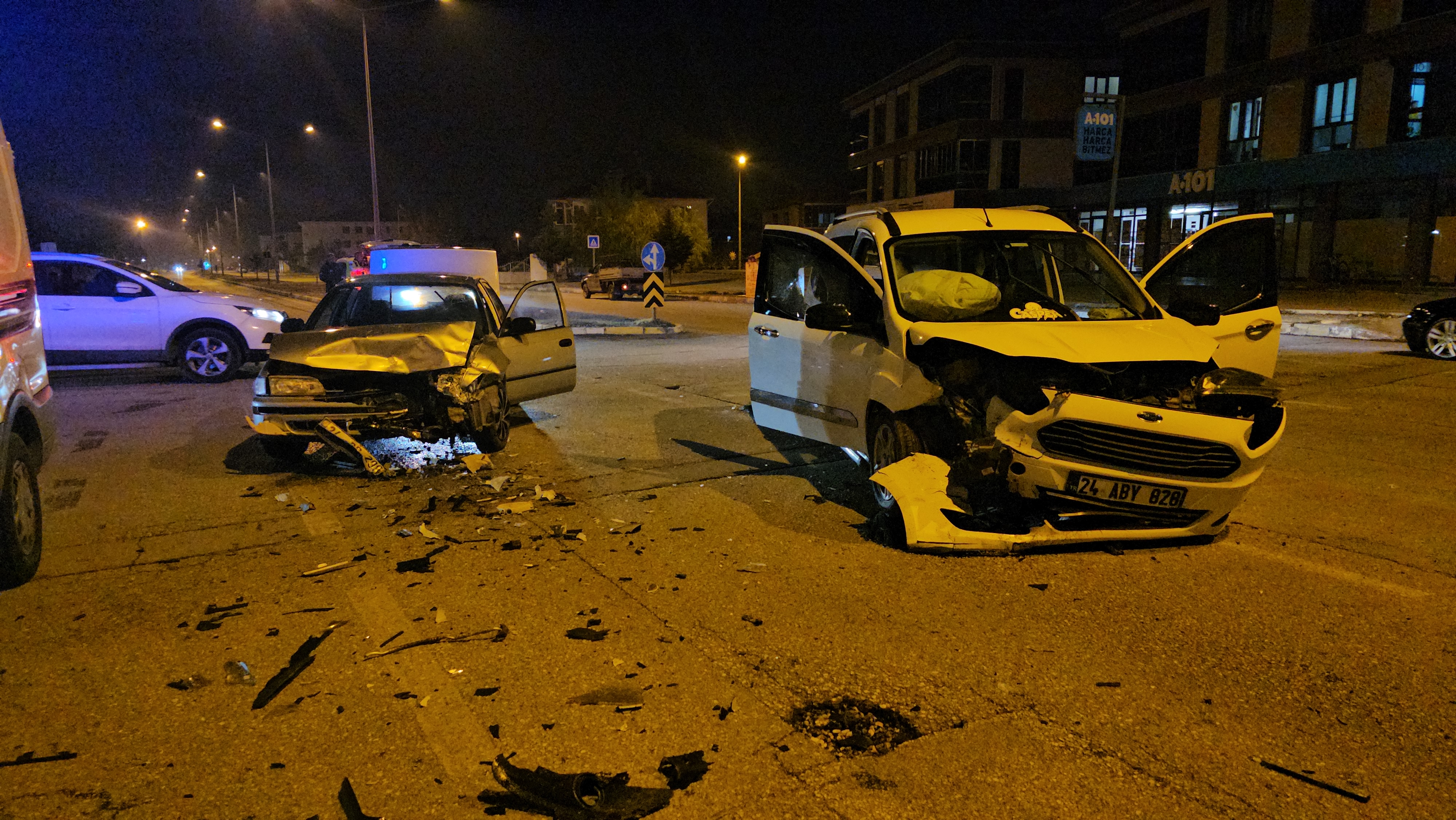 Erzincan'da İki Aracın Çarpışması Sonucu 4 Kişi Yaralandı