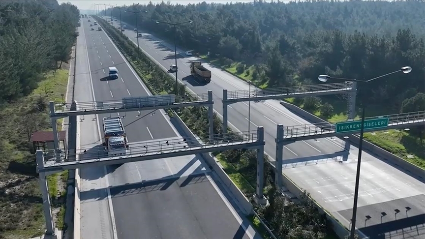 Yola Çıkacaklar Dikkat: Bu Güzergahlarda Trafik Durdu!
