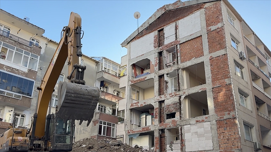 Bahçelievler bina duvarı skandalı: Cephesi açık kaldı