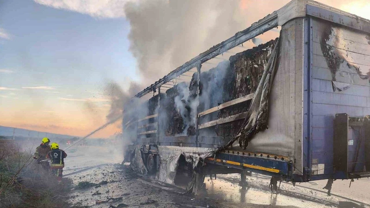 Balıkesir'de Karton Yüklü Tırda Çıkan Yangın İtfaiye Ekipleri Tarafından Söndürüldü