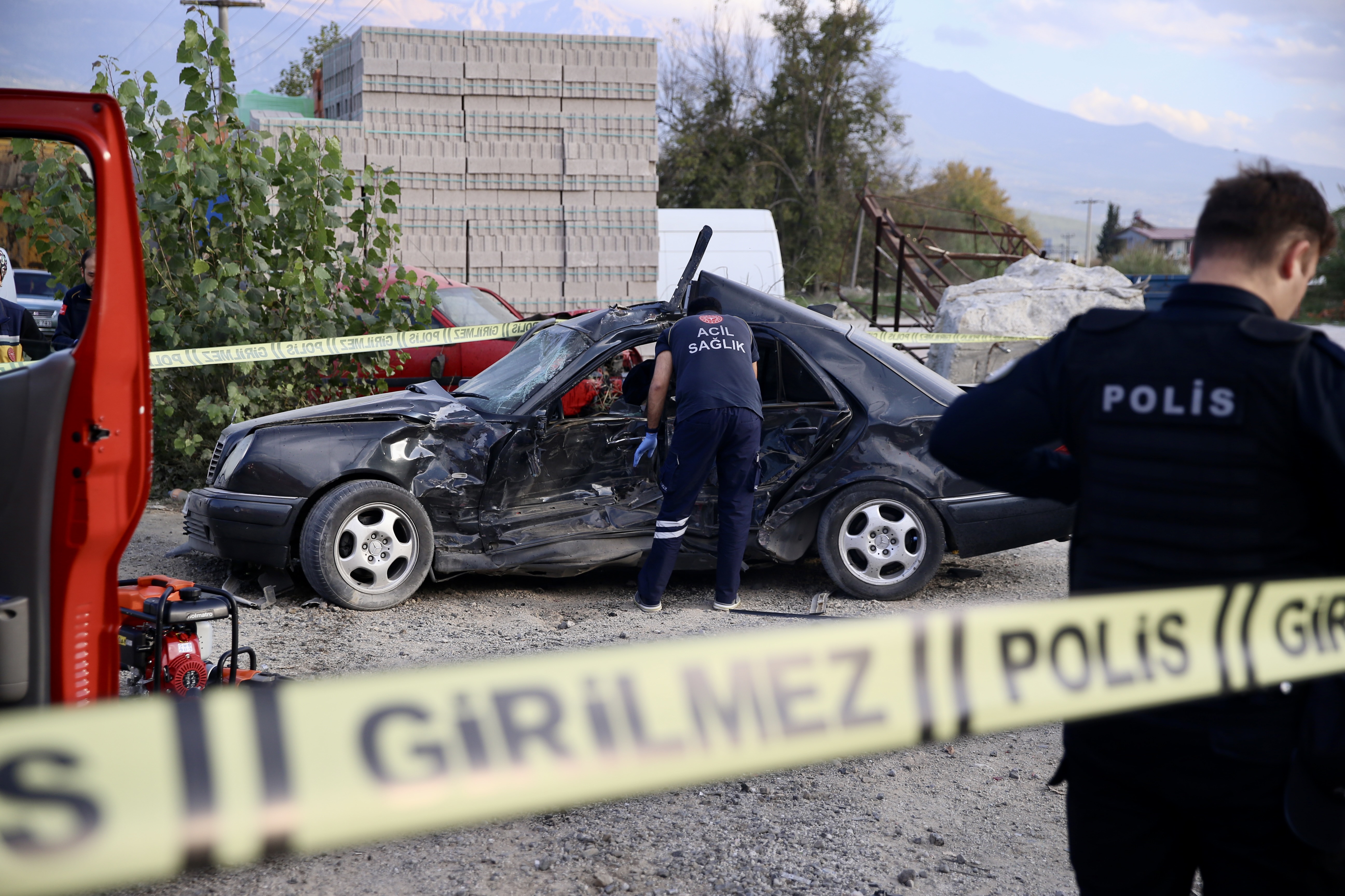 Muğla'da Park Halindeki Araca Çarpan Otomobilin Sürücüsü Öldü