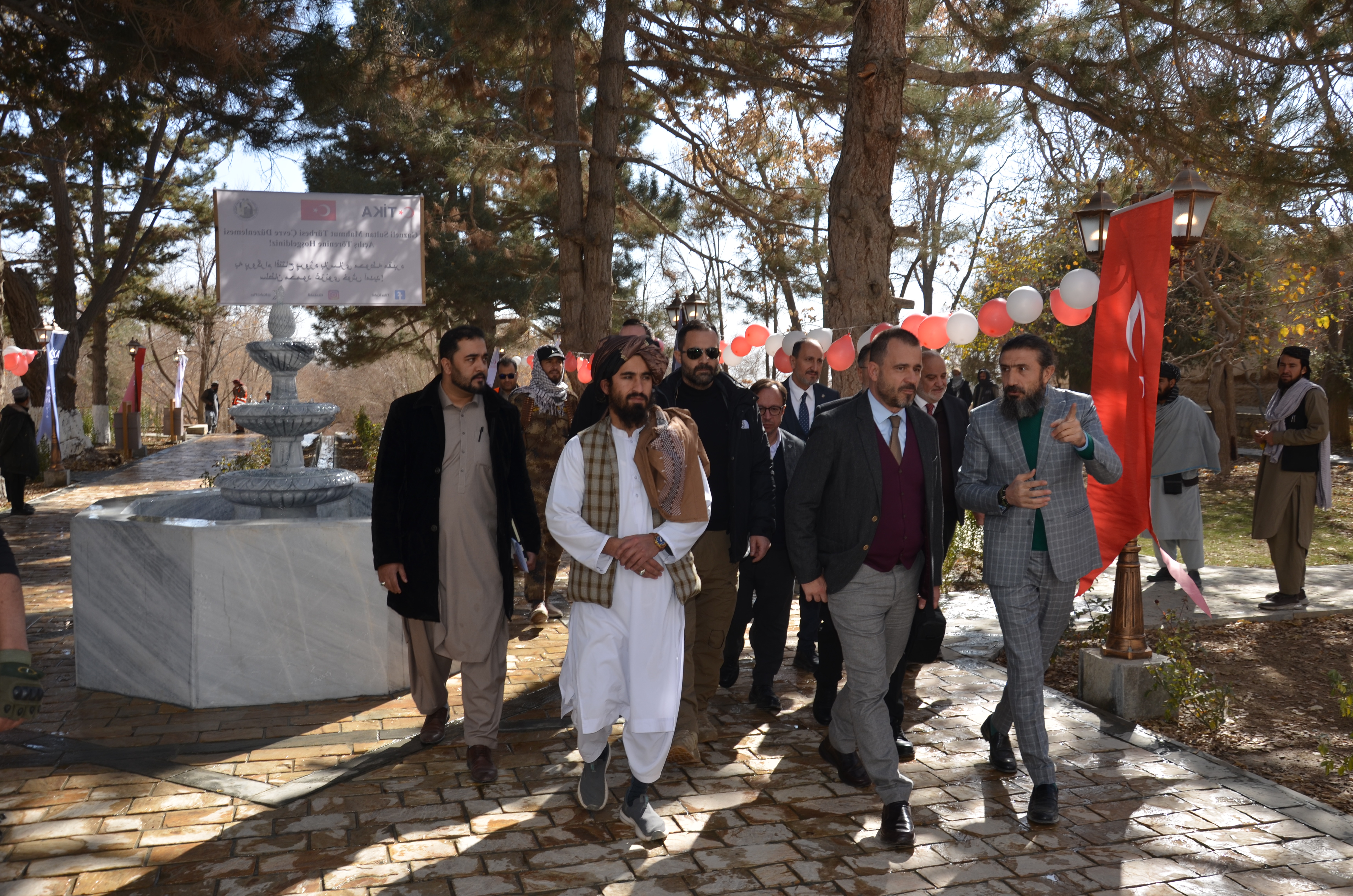 Gazneli Sultan Mahmud Türbesi Yenilenen Çevresiyle Ziyaretçilerini Ağırlıyor
