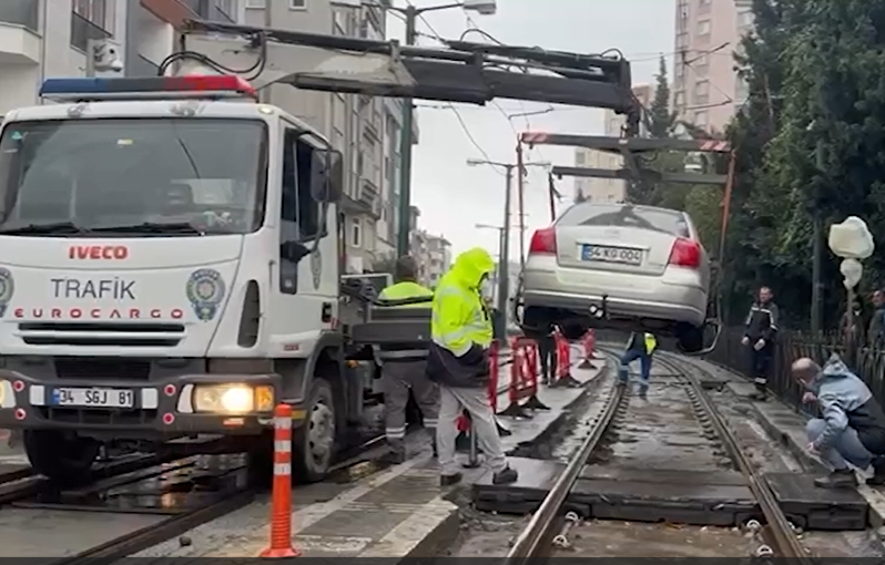 Zeytinburnu'nda Tramvay Yoluna Giren Otomobil Seferleri Aksattı