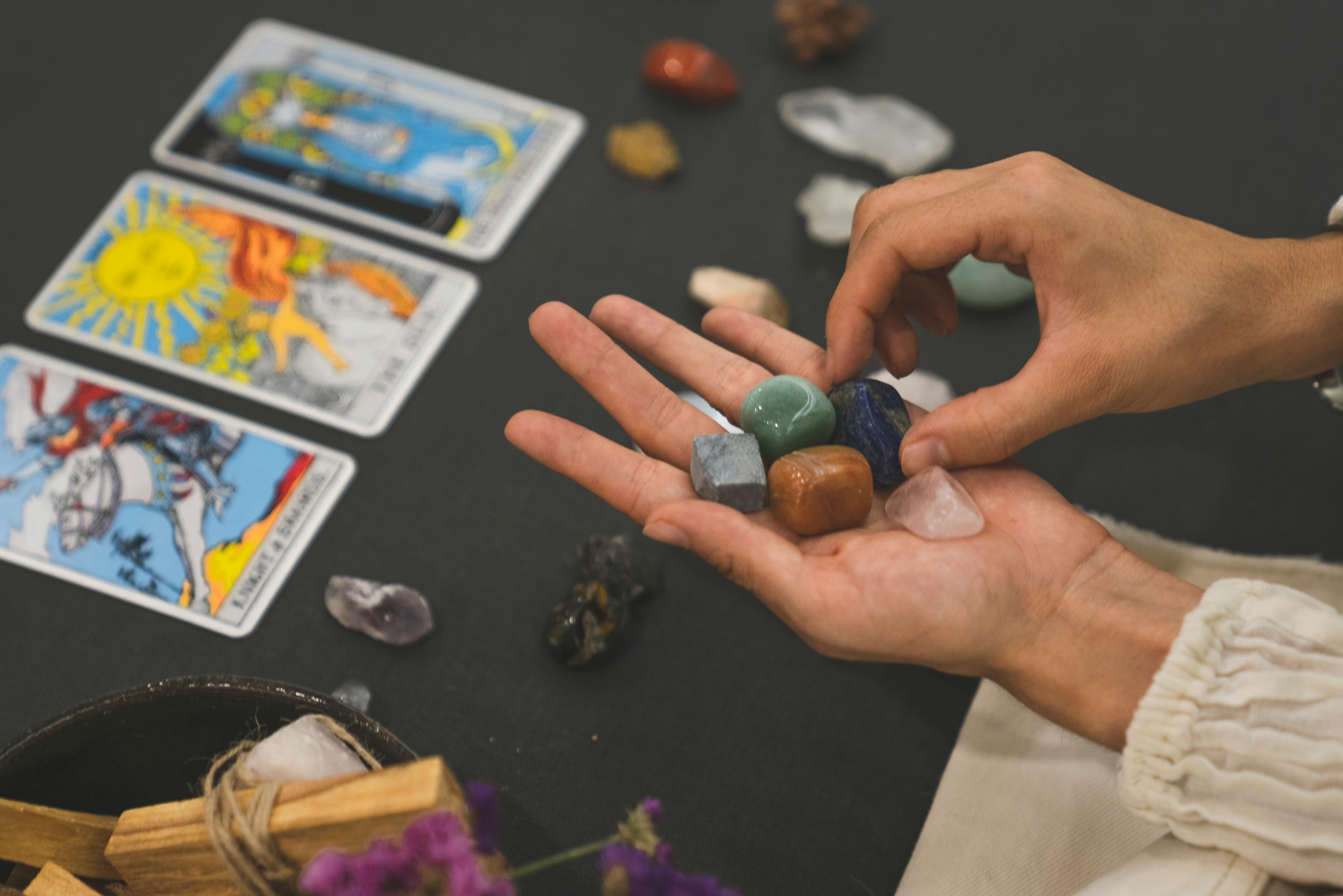 Milorad Pavic ve Tarot Kartları: Bir Romanla Geleceği Görmek Mümkün Mü?