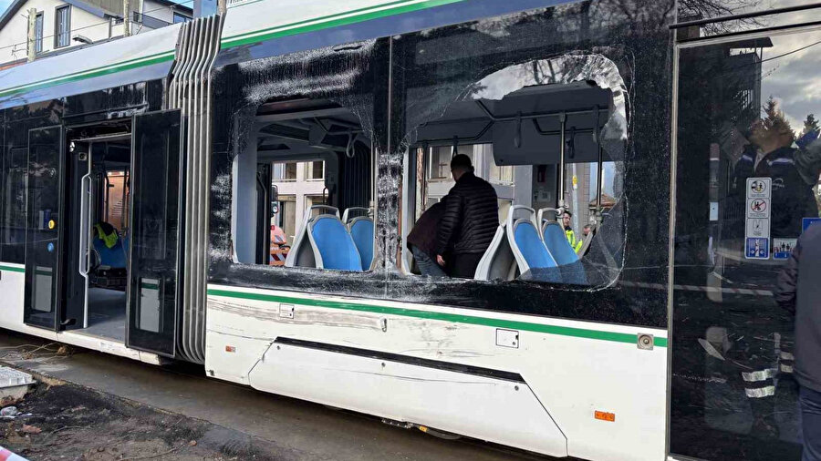 Kocaeli'de Çöp Kamyonu ile Tramvayın Çarpıştığı Kazada 3 Kişi Yaralandı
