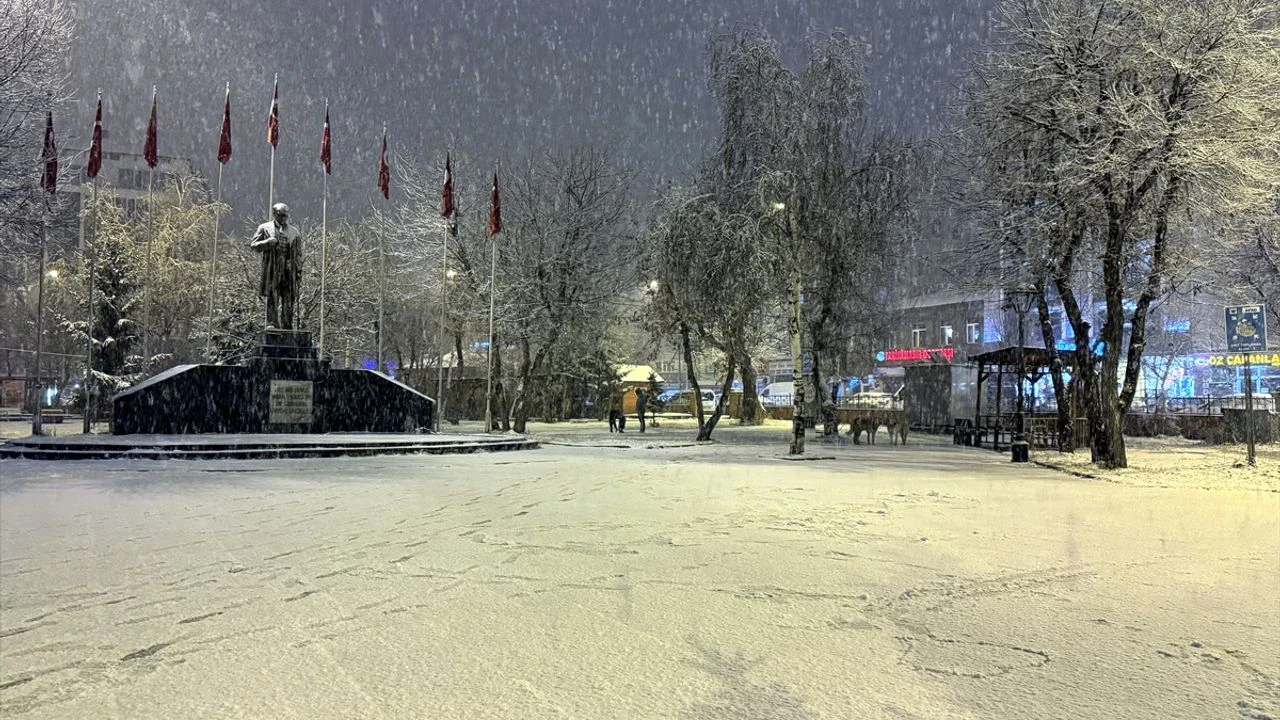 Ardahan'da Mevsimin İlk Karı Yağdı: Kent Merkezi Beyaza Büründü
