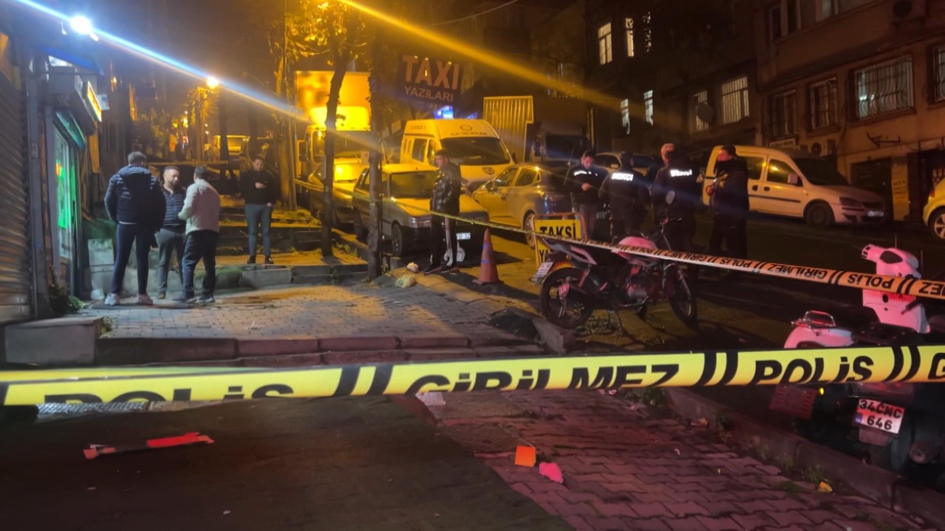 Şişli'de sokakta yürüyen bir kişi, silahlı saldırıya uğradı.