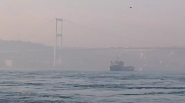 İstanbul Boğazı'nda sis nedeniyle gemi trafiği durdu