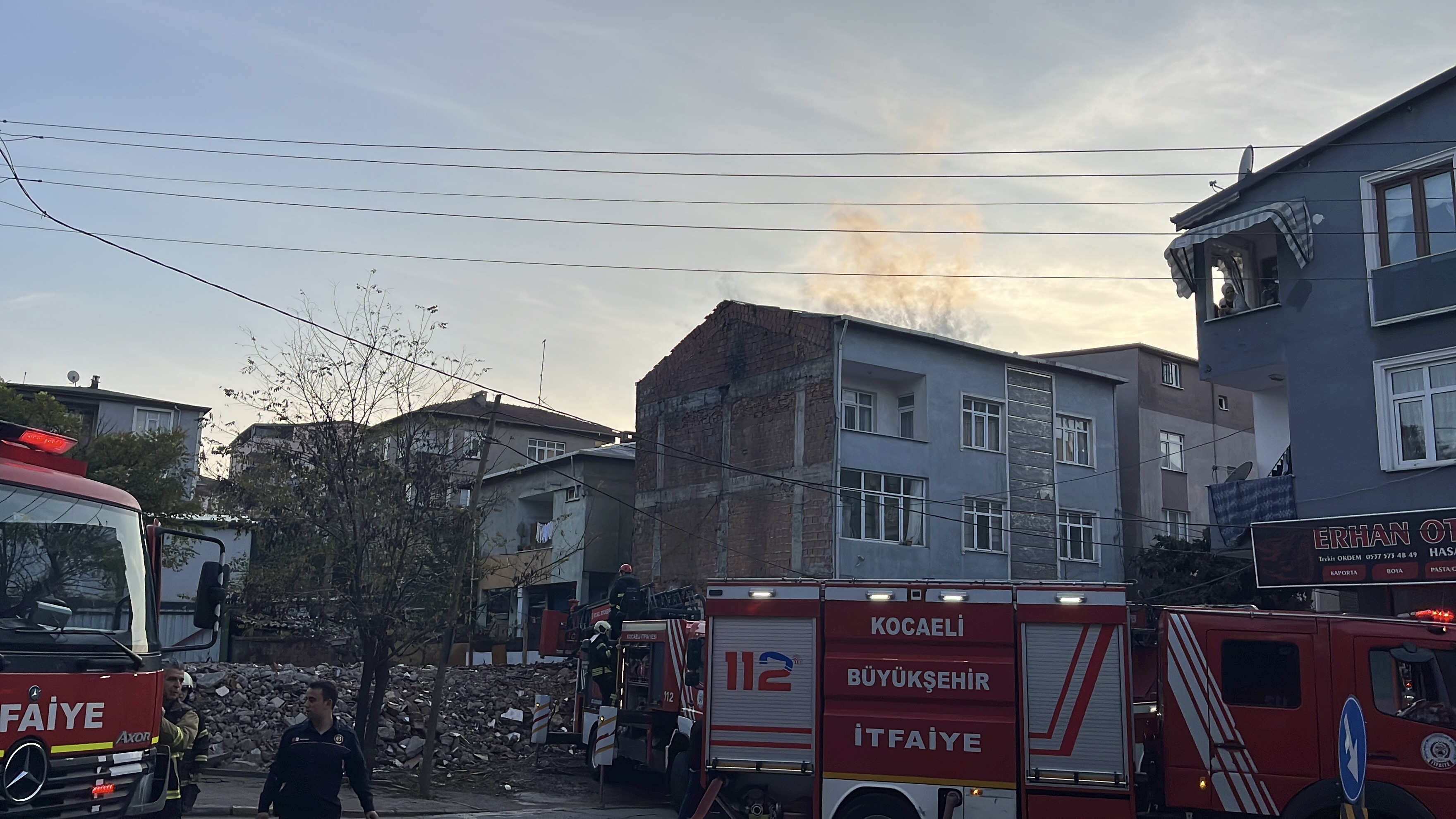 Darıca'da 3 Katlı Binanın Çatısında Yangın: Baba ve Oğlu Dumandan Etkilendi