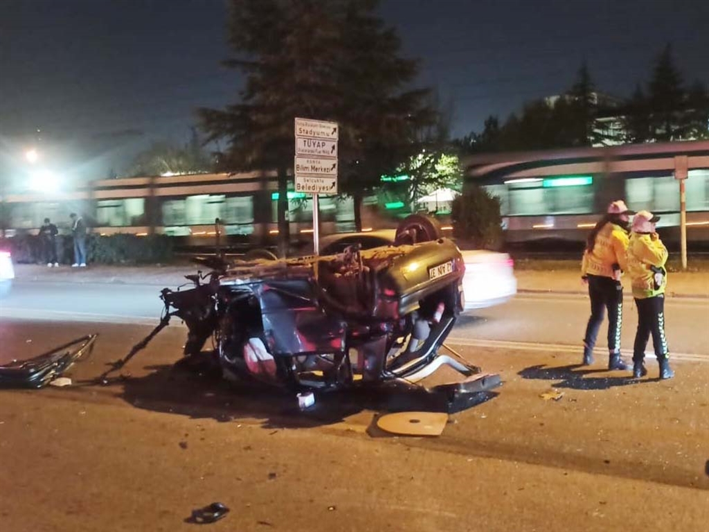 Konya Trafik Kazası: Otomobil Ağaca Çarpıp Takla Attı